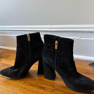 Black Heeled Boots with Block Heel and Pointed Toe